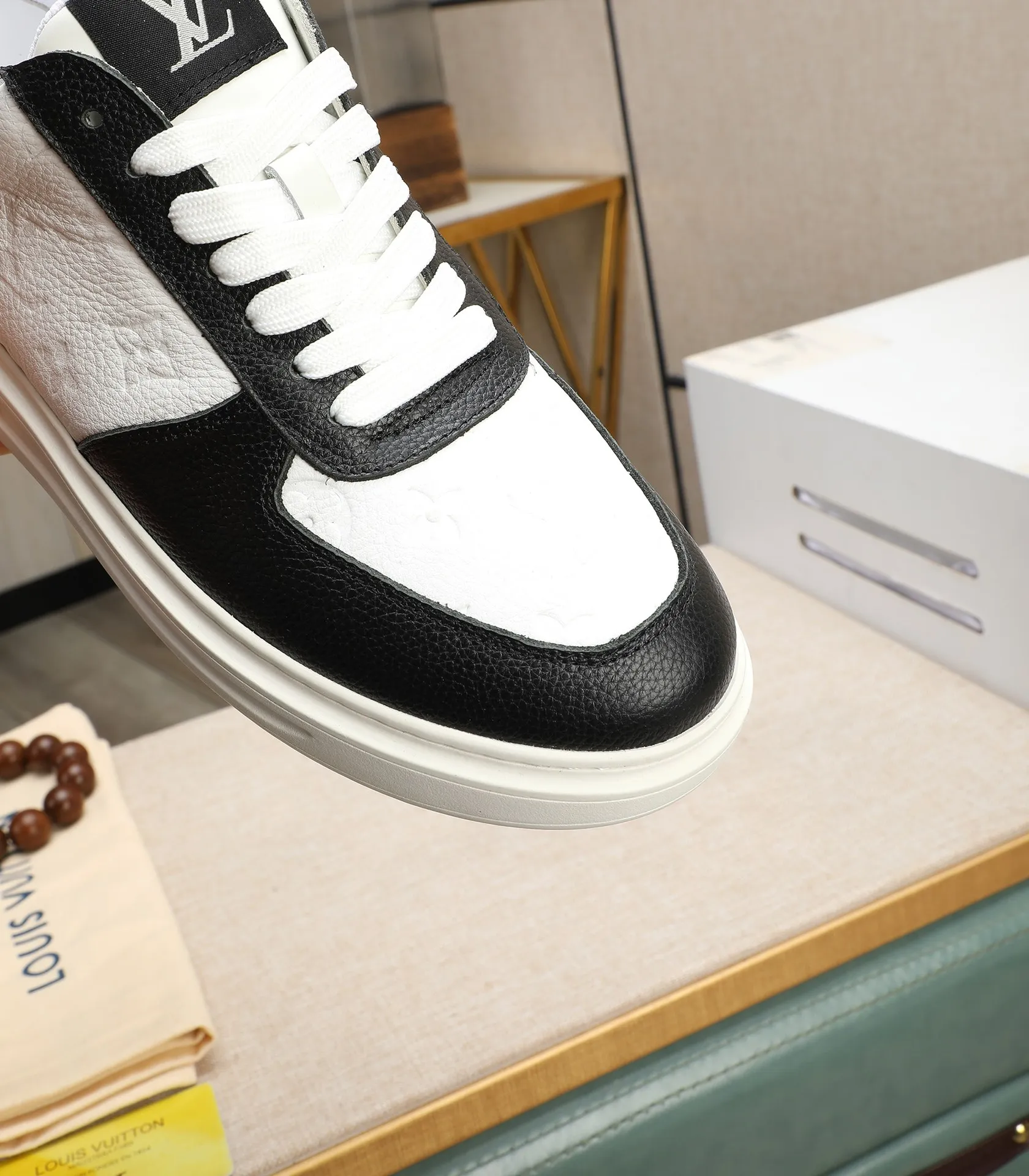 Men's shoes 💰540 💰(Niuli: full package) louis vuitton (Louis Vuitton/lv) top 🔍🔍 new models are on sale at the same time at the counter. The upper 🇮🇹 is imported from Italy, first-layer cowhide, and the lining is fully imported cowhide. 💪💪, completely 1⃣️ to 1 ⃣️Re-engraved🇮🇹💪💪, ⚠Sole: The original sole is specially provided by the original factory, the exclusive movable molded sole is super comfortable, ⚠The original factory follows the order, 🔍🔍high quality, you can enter and exit the counter at will, welcome to compare⚠. Code number:38-44